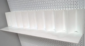 europmetal tablette pour DVD sur gondole murale avec étagère centrale métallique à fond perfore de qualité professionnelle pour magasin de bricolage magasin alimentaire rayonnage produits divers produits de pharmacie pour pharmacie et enseigne pharmaceutique